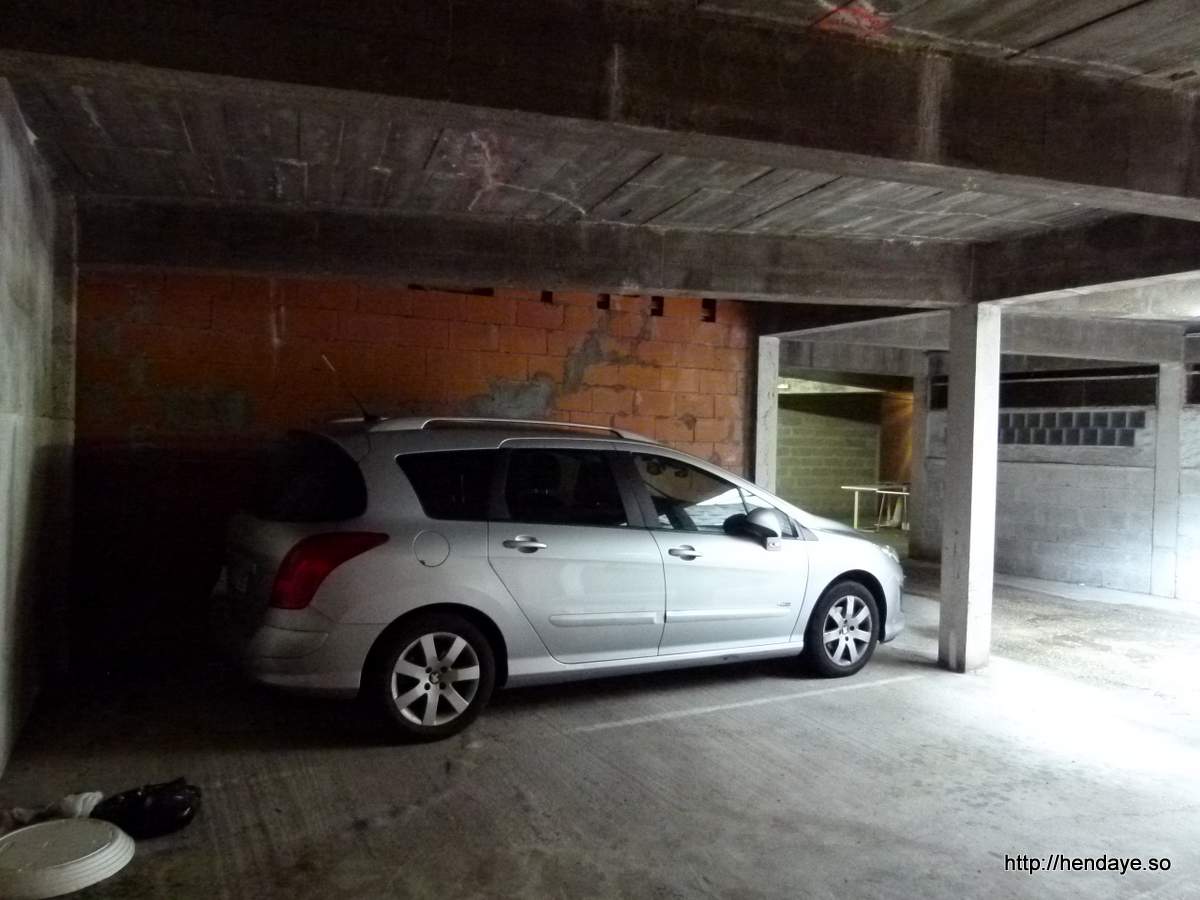 Place de parking ouverte en sous sol