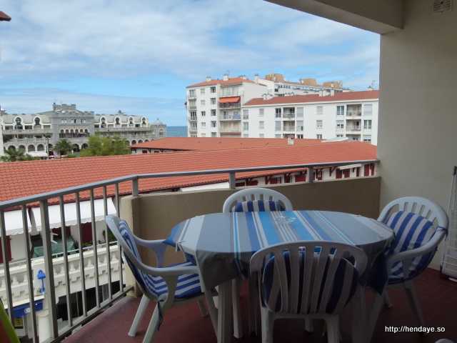 Le bacon avec une table de jardin et 4 chaises avec aperçu sur la mer.